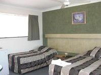 Hanging Rock Family Motel - Redcliffe Tourism 1