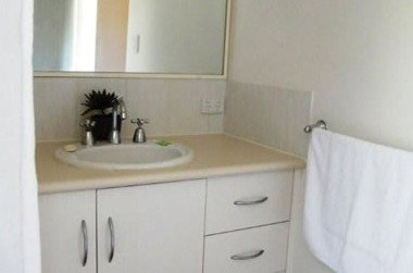 Clarks Beach Apartment - Redcliffe Tourism 2