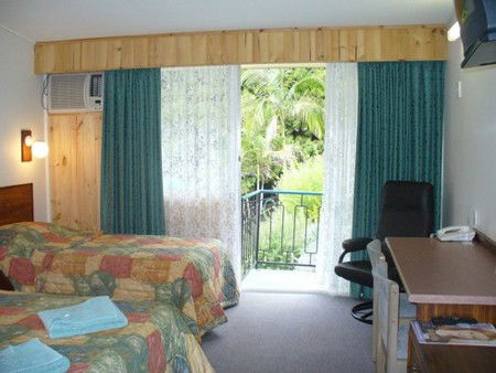 Coachman Motel - Redcliffe Tourism 0
