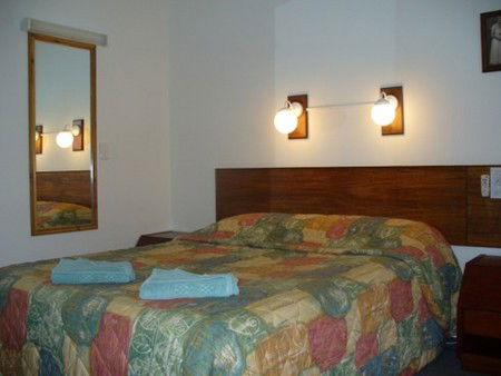 Coachman Motel - Redcliffe Tourism 1