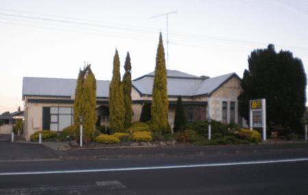 Le Cavalier Court Motel - Redcliffe Tourism 1