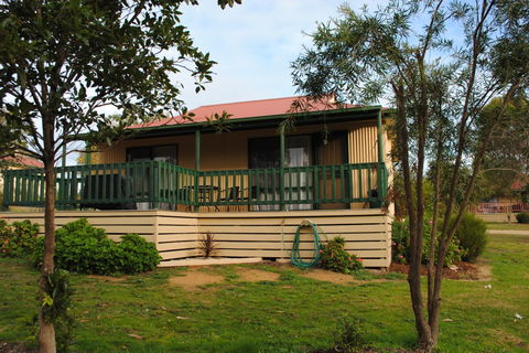 Lakes Entrance Country Cottages - Redcliffe Tourism 2