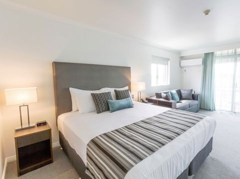 Ramada Hotel Hope Harbour - Redcliffe Tourism 7
