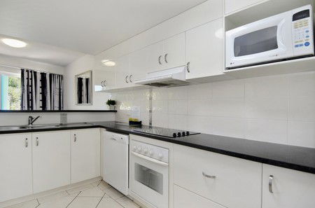 White Crest Luxury Apartments - Redcliffe Tourism 3