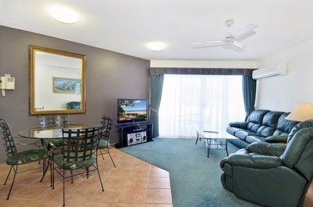White Crest Luxury Apartments - Redcliffe Tourism 5