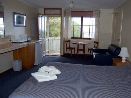 Lightkeepers Inn Motel - Redcliffe Tourism 1