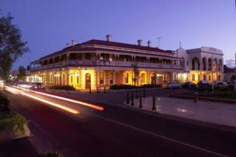 Jens Town Hall Hotel - Redcliffe Tourism 3