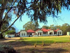 Whurra Mundi Homestead - Redcliffe Tourism 0