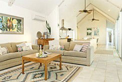Absolute Beachfront Belongil Summerhouse - Redcliffe Tourism 1