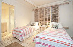 Absolute Beachfront Belongil Summerhouse - Redcliffe Tourism 4