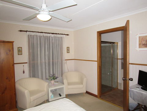 Southern Vales Bed And Breakfast - Redcliffe Tourism 3
