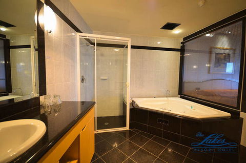 The Lakes Resort Hotel - Redcliffe Tourism 1