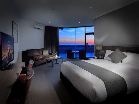The Lakes Resort Hotel - Redcliffe Tourism 3