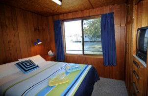 Moving Waters Self Contained Moored Houseboat - Redcliffe Tourism 6