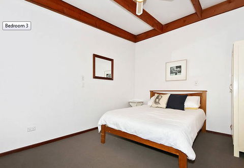 Sea Sand And Scrub Holiday House - Redcliffe Tourism 2