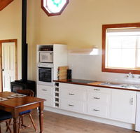 The Old Oak Bed and Breakfast - The Shearing Quarters - Redcliffe Tourism