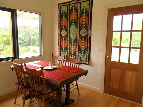 Elvenhome Farm Cottage - Redcliffe Tourism 4