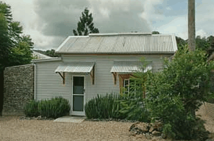 Mavis's Kitchen and Cabins - Redcliffe Tourism