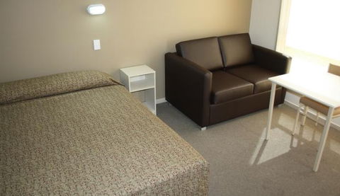 Bowlo Holiday Cabins - Redcliffe Tourism 3