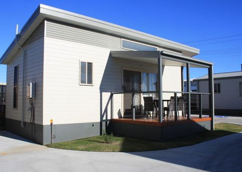 Bowlo Holiday Cabins - Redcliffe Tourism 4