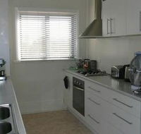 Hill Crest House - Redcliffe Tourism