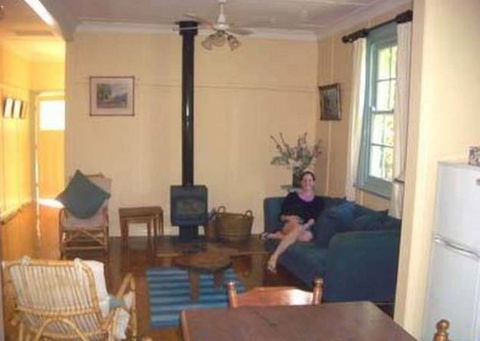 Honeysuckle Cottage Jingellic - Redcliffe Tourism 3