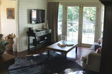 Book Barn Cottage - Redcliffe Tourism 0