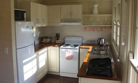 Book Barn Cottage - Redcliffe Tourism 4