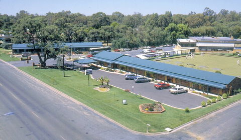 Deniliquin Country Club Motor Inn - Redcliffe Tourism 0