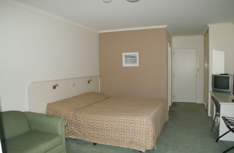 Deniliquin Country Club Motor Inn - Redcliffe Tourism 1