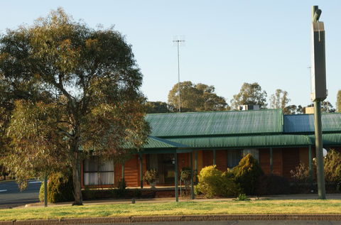 Deniliquin Country Club Motor Inn - Redcliffe Tourism 2
