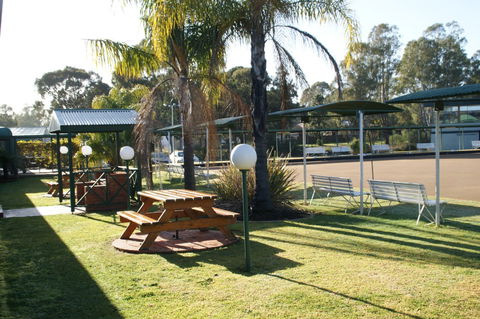 Deniliquin Country Club Motor Inn - Redcliffe Tourism 3