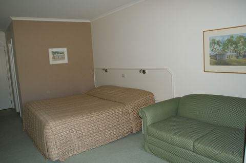 Deniliquin Country Club Motor Inn - Redcliffe Tourism 4