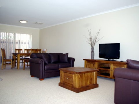 Fairways Bed And Breakfast At Jerilderie - Redcliffe Tourism 2