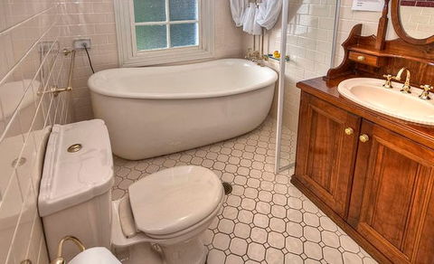 Bridal Falls Cottage - Redcliffe Tourism 0