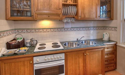 Bridal Falls Cottage - Redcliffe Tourism 1