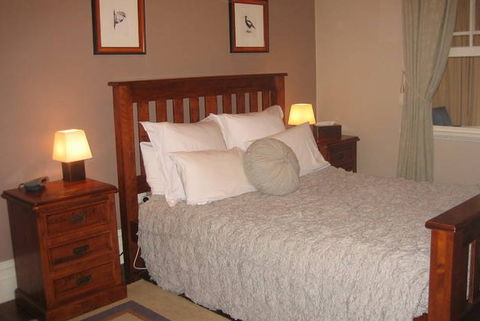 Bridal Falls Cottage - Redcliffe Tourism 2