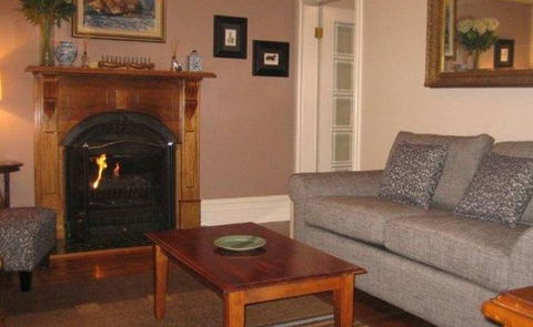 Bridal Falls Cottage - Redcliffe Tourism 4