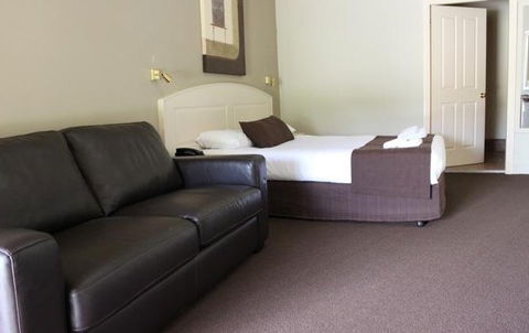 Bowen Inn - Redcliffe Tourism 1