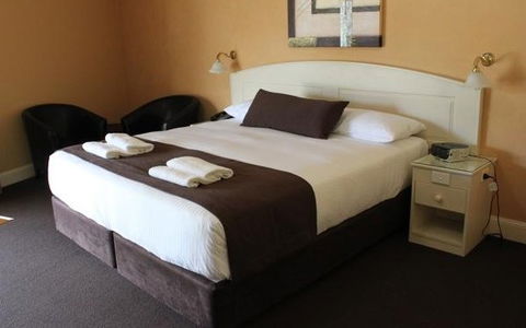 Bowen Inn - Redcliffe Tourism 2