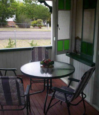 Dillons Cottage - Redcliffe Tourism 1