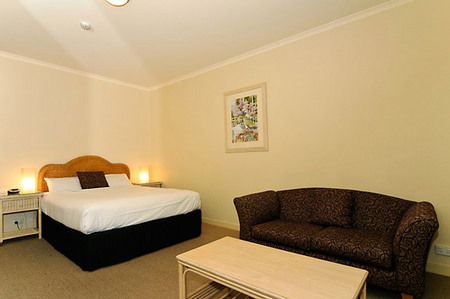 Quality Hotel Tiffins On The Park - Redcliffe Tourism 0