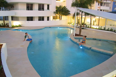 Waves Maroochy River - Redcliffe Tourism 1