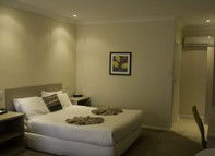 Lincoln Cottage Motor Inn - Redcliffe Tourism 1