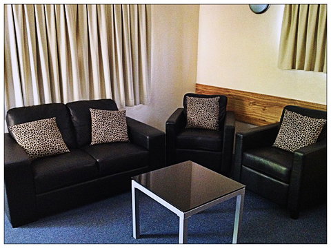 Emerald Meteor Motel - Redcliffe Tourism 1