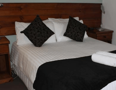 Tullah Lakeside Chalets - Redcliffe Tourism 1