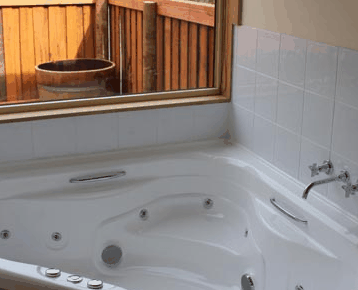 Tullah Lakeside Chalets - Redcliffe Tourism 2