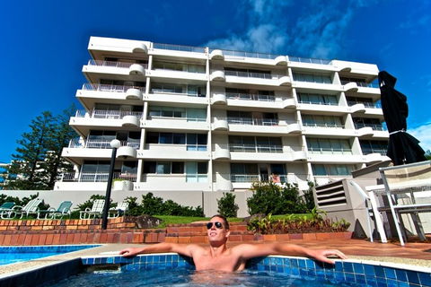 SURFERS CHALET HOLIDAY APARTMENTS - Redcliffe Tourism 0