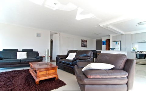 SURFERS CHALET HOLIDAY APARTMENTS - Redcliffe Tourism 2