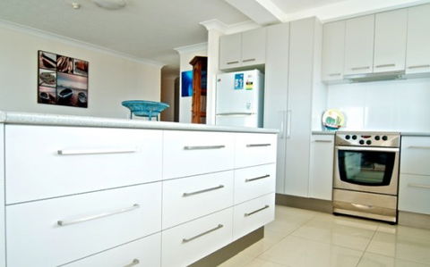 SURFERS CHALET HOLIDAY APARTMENTS - Redcliffe Tourism 3